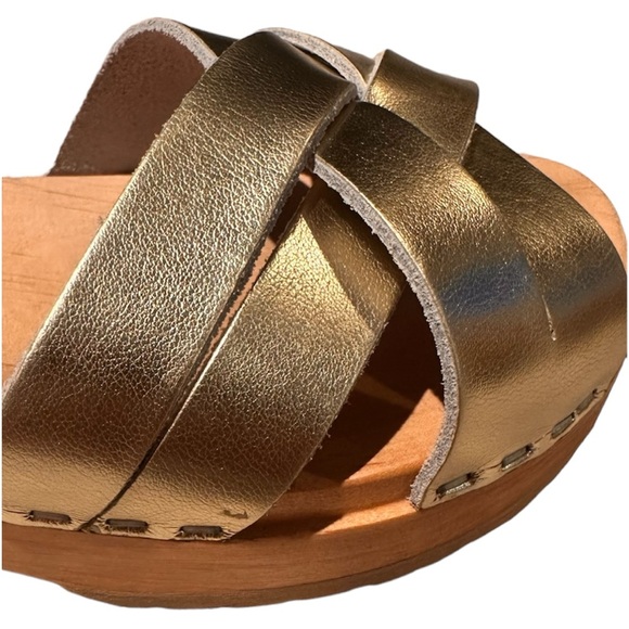 Like NEW Hanna Andersson Gold Metallic Sandals Girls Size 1.5 - Picture 3 of 6